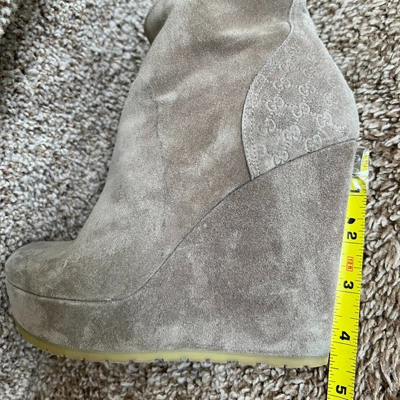 Gucci Women's Nude Suede 'GG' Logo Wedge Ankle Zip-Up Booties. - Picture 2 of 16